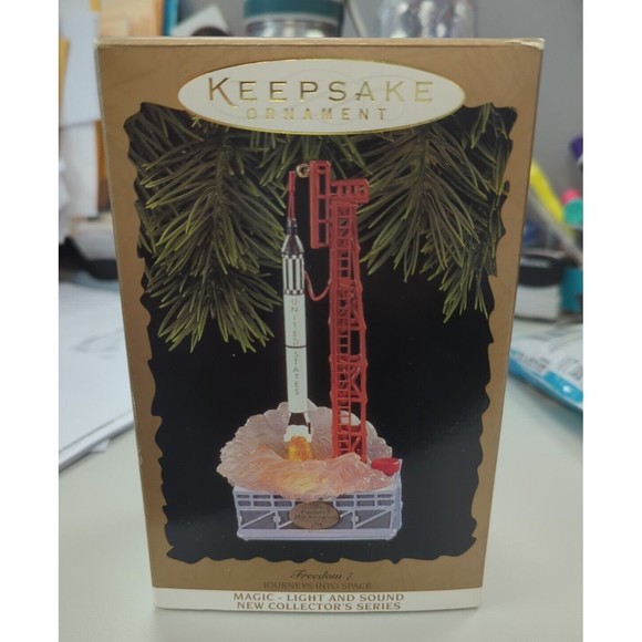 NEW 1996 HALLMARK FREEDOM 7 JOURNEYS INTO SPACE CHRISTMAS ORNAMENT LIGHTS UP
